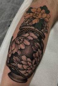 Европейски и американски момчета за татуировки на телета Бедра върху черни цветя и вази снимки на татуировки