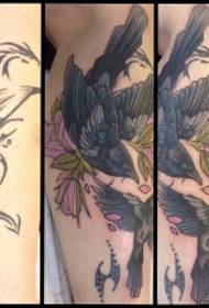 Теленок европейской и американской школы татуировки с птичьим цветком
