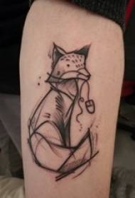 tatuaj de bărbat cu tatuaj de vulpe cu nouă cozi pe poza tatuajului vulpei negre