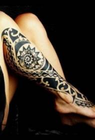 meisie kalf op swart lyn skets kreatiewe patroon totem tatoeëermerk