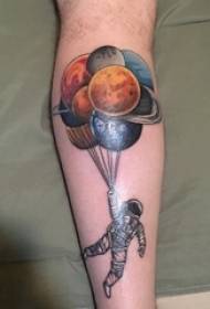 Європейський татуювання телячого чоловічого хвостовика на кольорові кулі та малюнок татуювання космонавта