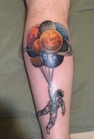 Vira tato de eŭropa bovido sur koloraj globoj kaj foto de tatuaje de Astronaŭto