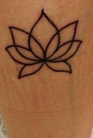 tele tele simetrične tetovaže muško tele na crnoj lotosovoj tetovaži Slika
