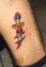 Gambo maschile per tatuaggio di vitello europeo sulle immagini del tatuaggio digitale e pugnale