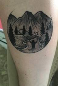Uwekaji Tattoo mazingira ya picha ya ndama ya kijana kwenye picha nyeusi ya mazingira ya tattoo