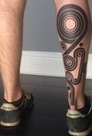 Геометрический элемент татуировки мужской хвостовик на черном татуировке рисунок