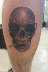 Sting tattoo vaardigheden, mannelijke kalveren op zwarte schedel tattoo foto's