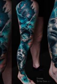 Kojų spalvos moterų portretas su jūrinės tatuiruotės modeliu