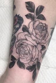mala svježa biljna tetovaža muško tele na crnom cvijetu tetovaža Slika