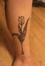 Tulip tattoo mawonekedwe atsikana a ng'ombe pazithunzi zakuda za tulip