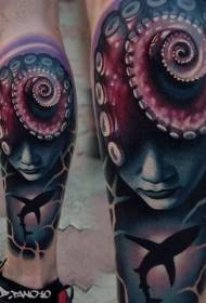 Kojų spalvos paslaptinga moteris ir ryklio tatuiruotės modelis