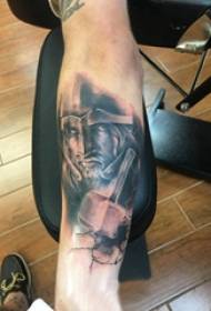 Ευρωπαϊκό τατουάζ αρσενικό μοσχάρι μοσχάρι στην μαύρη εικόνα τατουάζ πολεμιστής