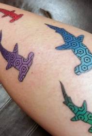 Modello tatuaggio totem squalo color gamba