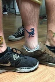 piccolo tatuaggio di dinosauro tatuaggio di dinosauro colorato con gambo fratello foto