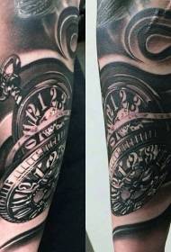 Brat poză reală imagine de tatuaj cu ceas curios