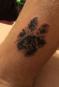 conseils de piqûre de tatouage Tige masculine sur une image de tatouage à patte noire