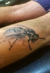 kis állati tetoválás hím borjú a fekete méh tetoválás képe