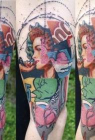 Цветна женска портретна татуировка в стил на скица на краката