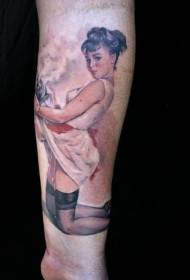 roka Ļoti reālistiska seksīgas meitenes tetovējuma bilde