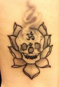女生小腿上黑色点刺抽象线条植物花朵和骷髅纹身图片