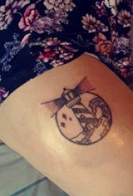 Tattoo мард маяк ба тасвири шохи маяк сиёҳ