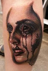 Immagine del tatuaggio della donna del diavolo foto reale di colore della gamba