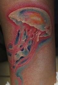 Аяққа кішкентай медуза татуировкасы үлгісі салынған