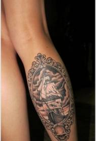 Noga smeđeg piratskog brodskog okvira tetovaža okvira