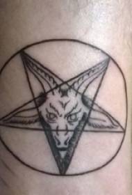 Stinco maschio del tatuaggio dell'elemento geometrico sull'immagine nera del tatuaggio del pentagramma