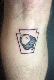 tatuaje simétrico de pantorrilla caña masculina en geometría y fotos de tatuaje de cono de pino