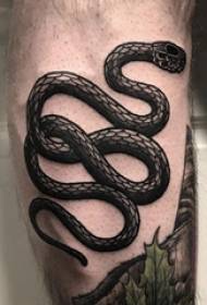 Europese kalf tatoeëer mannetjie skans op swart slang tatoeëer prentjie