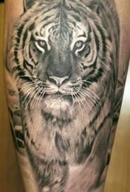 Patrón de tatuaje de tigre caminando marrón pierna