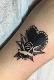 Europäisches und amerikanisches Kalb Tattoo Mädchen Kalb auf dem Herzen und Rose Tattoo Bild