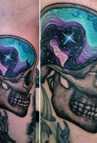 Cranio colorato gamba con tatuaggio spazio stellato