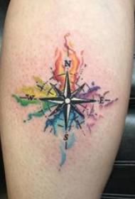 Gambo maschile con bussola per tatuaggi sulle immagini colorate del tatuaggio con bussola