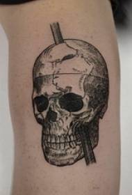 Tatuering tatuering manlig skaft på svart skalle tatuering bild