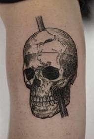 Tatuaggio tatuaggio gambo maschio su foto tatuaggio teschio nero