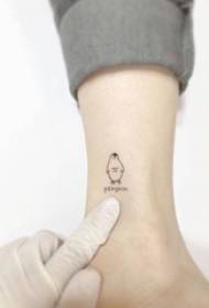 vitello di ragazze su parole inglesi nere e piccole immagini di tatuaggi di pinguini di animali