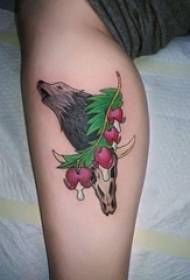 meisjeskalf op geschilderde eenvoudige lijnplanten en tattoo-afbeeldingen van kleine dierenwolf