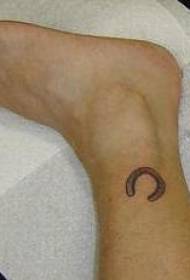 Imagen de tatuaje de herradura simple en la pierna
