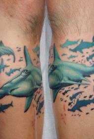 Immagine realistica del tatuaggio dello squalo martello di colore delle gambe