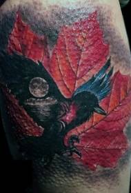 Gambe con corvi realistici e tatuaggi a foglia d'acero