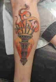 An lorga fireann tattoo lao Eorpach ar phictiúr tattoo tóirse daite