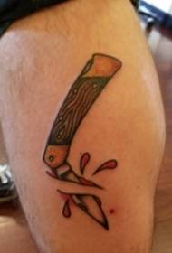 Європейський кинджал татуювання чоловічий хвостовик на кольоровому малюнку татуювання кинджалом