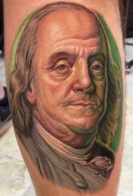Tatuu di ritrattu realista di Benjamin Franklin nantu à u culore di a gamba
