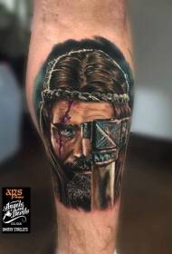Srednjovjekovni ratnik u boji nogu s uzorkom tetovaže sjekire