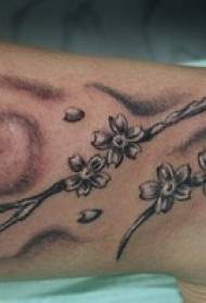 ženske noge smeđe trešnje stablo tetovaža uzorak