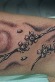modello femminile del tatuaggio del ciliegio marrone delle gambe