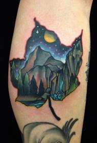 Noga boja javorova lišća u obliku planinske noćne tetovaže planine