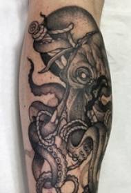 Черная татуировка осьминога с черным хвостом на татуировке с осьминогом